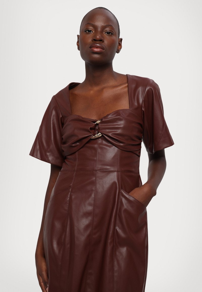 amur brown dress JOEY MINI - Cocktail dress / Party dress Model is wearing a