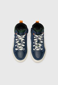 Marine leren hoge schoenen met groene accenten, voorzien van witte en marineblauwe patroonveters, een gewatteerde kraag en een zijrits.
