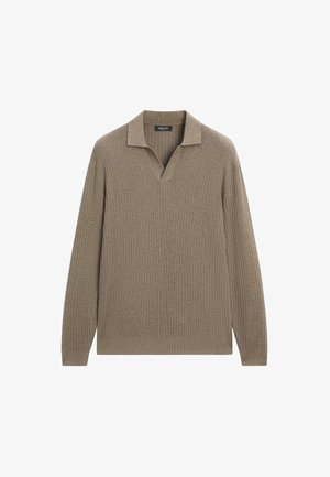 Bruine geribde gebreide trui met lange mouwen, een open kraag en een V-hals, plat gelegd op een witte achtergrond.