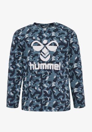 Langärmliges navy-blaues Shirt mit abstraktem, hellblauem und grauem Camouflage-Muster, featuring ein weißes Logo und Rundhalsausschnitt.