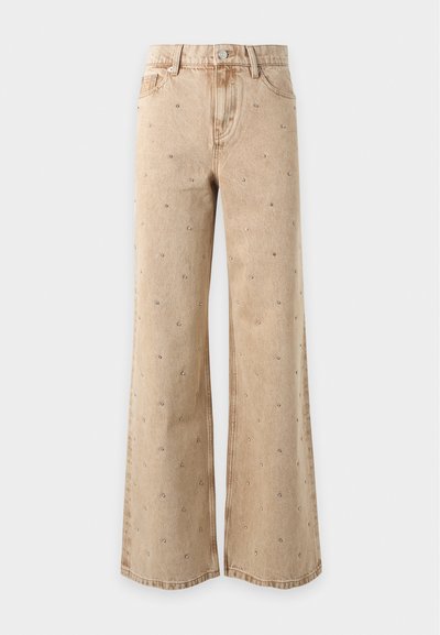 Μπεζ jeans με φαρδιά μπατζάκια, μικρά σκορπισμένα ασημί καρφιά, μπροστινές τσέπες, θηλιές για ζώνη και κλείσιμο με κουμπί.