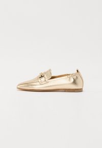 Mocassins métalliques dorés avec un bout rond, une sangle décorative avec boucle, un petit talon et une texture en cuir lisse. Design simple et élégant.