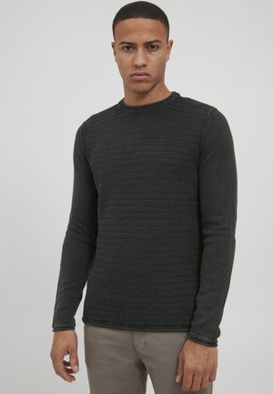 Mørk grå strikket genser med lange ermer og et strukturert mønster. Crew neck-design med ribbestrikket kant langs ermene og nederkant.