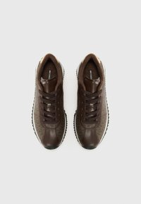 Baskets en cuir marron avec un panneau latéral à motif, un bout arrondi et une semelle en caoutchouc noire. Dotées d'une fermeture à lacets et d'une doublure intérieure douce.