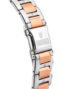 Bracciale in acciaio inossidabile per orologio con accenti in oro rosa, caratterizzato da una finitura lucida, anelli intrecciati e una chiusura con incisione del logo.