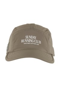 Beige caps med bred skjerm, med broderte tekster "SUNDAY RUNNING CLUB" og "ANOTHER COTTON LAB" i hvitt. Myk stofftekstur.