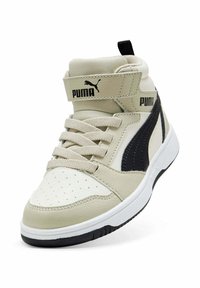 Sneaker beige alta di Puma con striscia nera del logo, lacci beige, collo alla caviglia imbottito e suola in gomma, angolata su sfondo bianco.