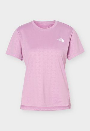 Camiseta de mujer de manga corta color púrpura claro con cuello redondo y pequeño logo blanco de The North Face en el pecho izquierdo.