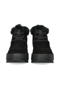 Schwarze Wildleder-Stiefeletten mit Kunstpelzbesatz, Schnürdesign und einer dicken Gummisohle. Glatte Textur mit genähten Details entlang der Kanten.