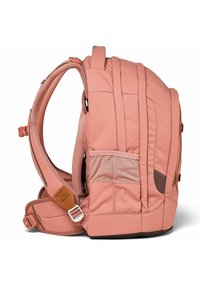 Rosa Rucksack mit gepolsterten Trägern, Mesh-Akzenten, Seitentasche und braunen Lederdetails. Rechteckige Form mit strukturiertem Stofffinish.