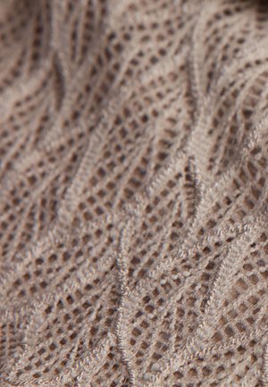 Strickgewebe in hellbeige mit einem komplizierten Lochmuster, das Wellen und Rauten zeigt und eine weiche Textur sowie zarte Details aufweist.