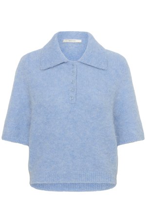 Lyseblå, kortermet strikket topp med krage og fem-knapps placket. Mykt stoff med en litt boksaktig passform og ribbet kant.