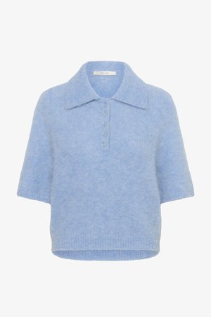 T-shirt tricot à col, bleu clair et à manches courtes, avec une patte de boutonnage à cinq boutons. Texture douce avec une coupe légèrement carrée et un ourlet côtelé.
