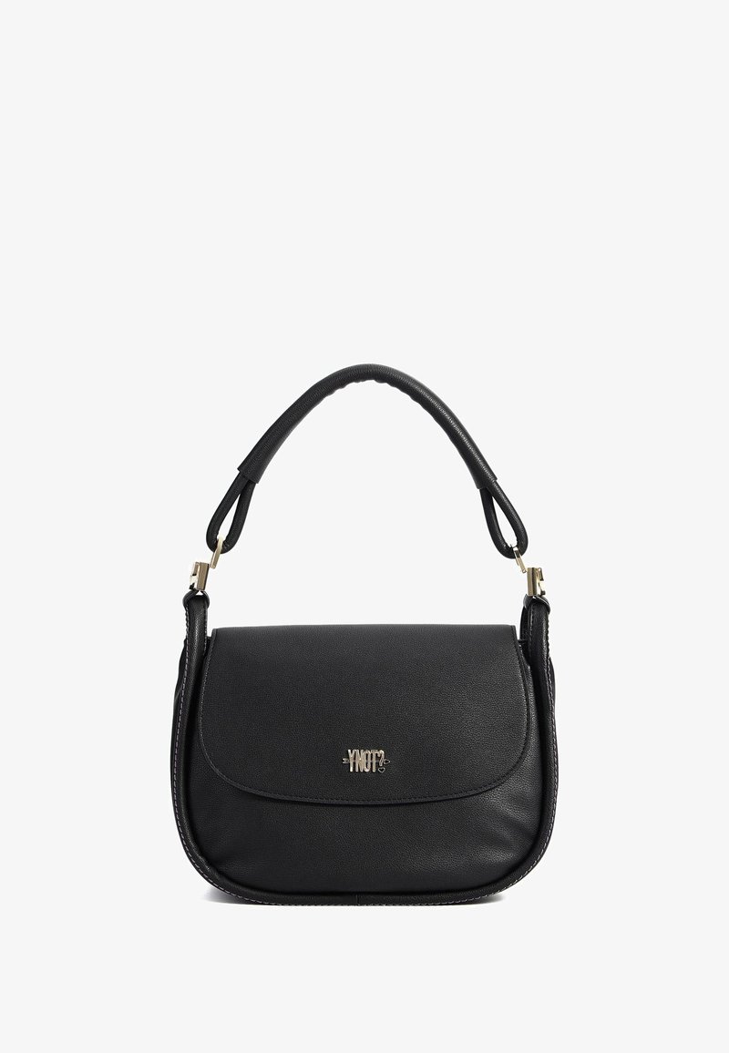 Borsa a tracolla in pelle nera con design strutturato, manico curvo e accentuazione del logo dorato in evidenza. Texture liscia con chiusura a pattina.