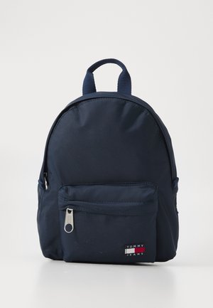 Granatowy plecak Tommy Jeans z przednią kieszenią na zamek, górnym uchwytem i minimalistycznym wzornictwem na białym tle.