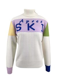 Bunter Rollkragenpullover mit gerippter Textur. Hauptsächlich in Weiß mit Akzenten in Lavendel, Gelb, Grün und Blau. Grafisches Detail "SKI".