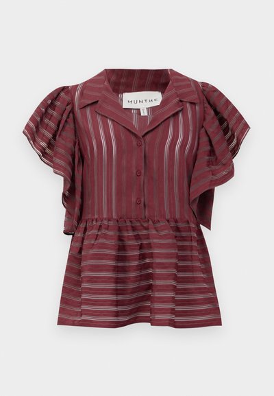 Bordeaux gestreepte blouse met een kraag, korte gerimpelde mouwen, knoopsluiting aan de voorkant en een verzamelde taille. Lichtgewicht stof met verticale strepen.