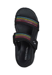 Sandalia negra con correas ajustables, decorada con acentos de rhinestones coloridos en líneas horizontales. Forro interior suave y logotipo en la plantilla.