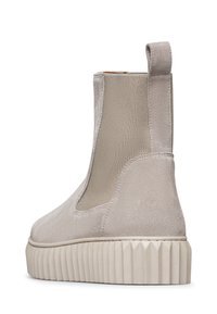 Botte de cheville en suede gris avec un panneau latéral élastique, semelle en caoutchouc texturé et languette; présente un design de semelle épaisse et nervurée.