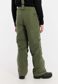 Groene sneeuwbroek met bretels, gemaakt van waterafstotend materiaal, met een gladde textuur, verstelbare banden en een logo-detail achterop.