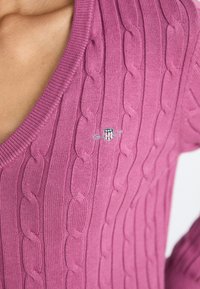 GANT STRETCH CABLE V-NECK - Stickad tröja - dark lavender