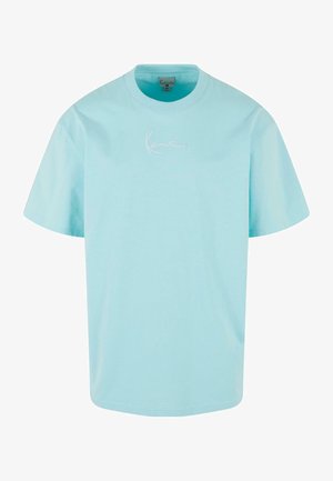 Svetlo modré bavlnené tričko s okrúhlym výstrihom a krátkymi rukávmi. Obsahuje decentne biele vyšívané logo na hrudi. Mäkká textúra.