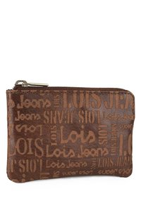 Cartera marrón con cremallera hecha de material texturizado que presenta un diseño de logo en relieve con diferentes tamaños y estilos de fuente.