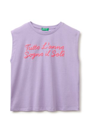 Ärmelloses Lavendeltop mit rundem Ausschnitt und pink besticktem italienischem Text „Tutto L'anno Sogno il Sole“ auf der Vorderseite.