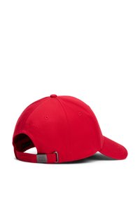 Rode katoenen baseballpet met een gebogen rand, verstelbare strap en reliëflogo aan de achterkant. Effen kleur met een gladde textuur.