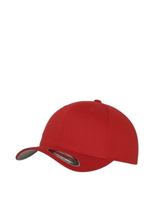 Cască de baseball roșie cu o vizieră curbată, realizată din material textil. Are o textură fină și o etichetă de mărime neagră sub bor. 