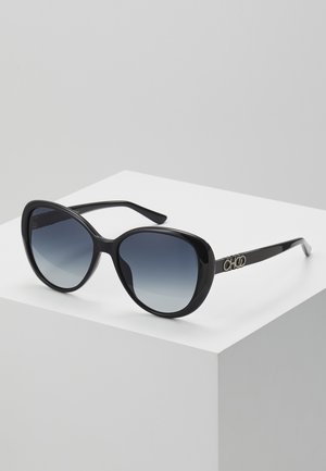 Occhiali da sole neri oversize con lenti blu sfumate. Presentano montature eleganti e lucide e un logo decorativo sul lato.