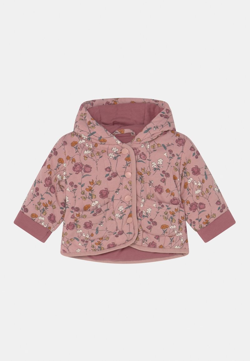 Veste rose à motifs floraux avec capuche, présentant une texture douce, des fermetures à pression et des détails de poignet contrastés dans une teinte plus sombre.