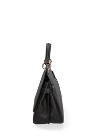 Zwarte leren handtas met een driehoekige vorm, featuring een textuur oppervlak, gouden hardware-accenten en een enkele handgreep aan de bovenkant.