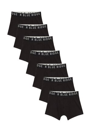 Šest parov črnih bokseric, naloženih diagonalno, vsake z črnim pasom, na katerem z belo napisano "BLUE RIDGE".