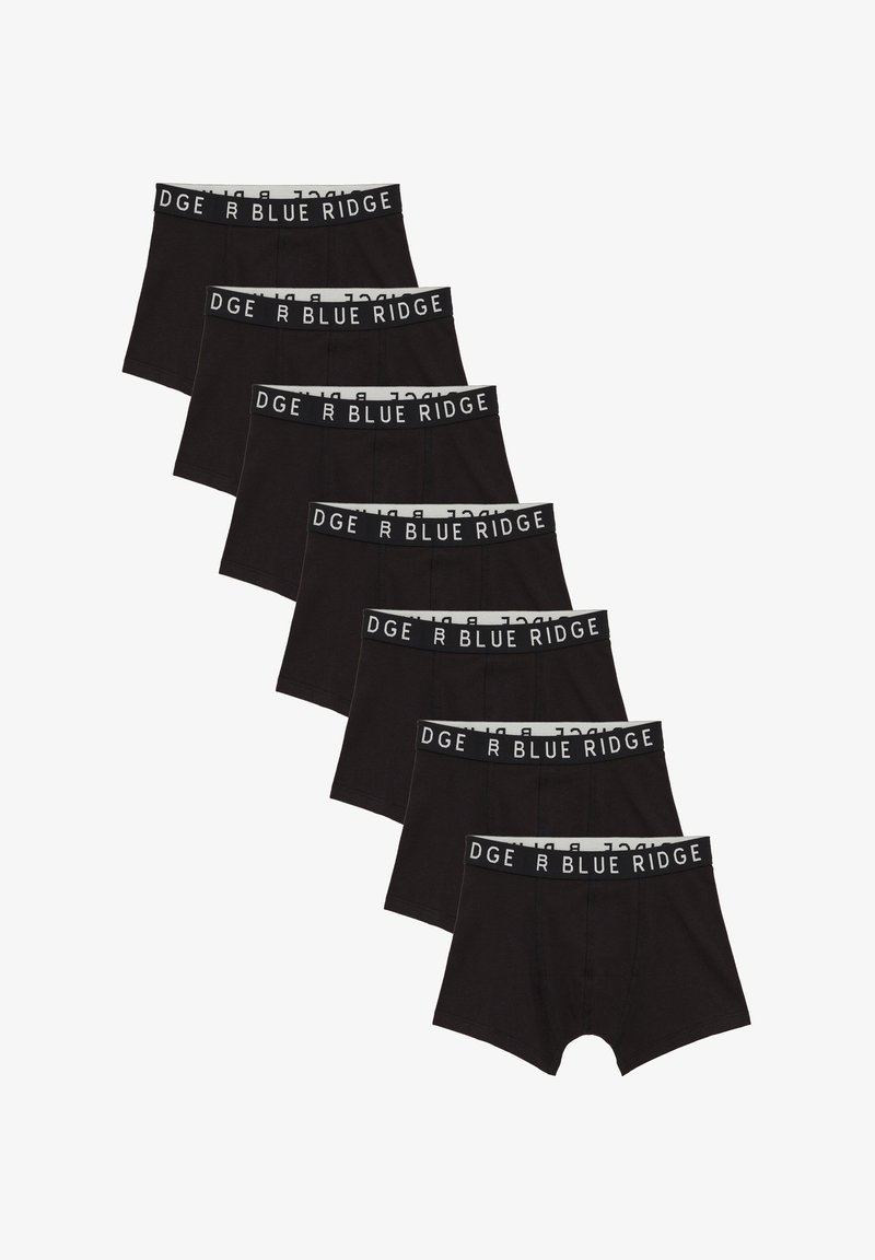 Šest pari crnih bokserica složenih dijagonalno, svaki s crnim pojasom na kojemu su bijelim slovima ispisane riječi "BLUE RIDGE".