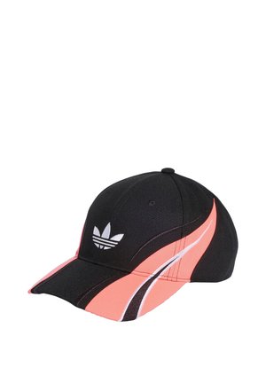 Czarna czapka baseballowa z pomarańczowo-białym wzorem przypominającym płomienie po bokach i z przodu, z białym logo trefoil Adidas na przednim panelu.