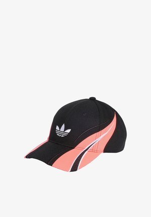 Zwarte baseballpet met oranje en wit vlamachtig ontwerp aan de zijkanten en voorkant, met een wit Adidas trefoil-logo op het voorpaneel.