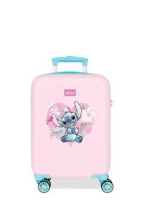 Maleta dura de color rosa con asa y ruedas azules, con un dibujo de Stitch y un corazón con el texto "te quiero" en el frente.