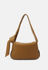 Sac à épaule en cuir brun avec une sangle nouée, de forme arrondie et un accent noir à la base. Comprend une fermeture éclair et un logo en relief.