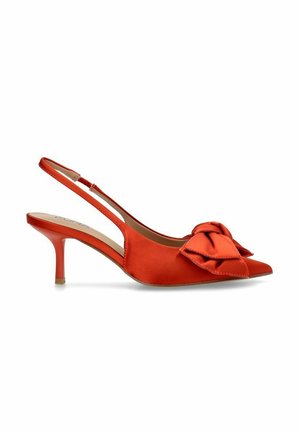 Tacón slingback de satén rojo con puntera afilada, detalle de lazo texturizado en la parte frontal y un tacón delgado. Los cortes laterales realzan el diseño.