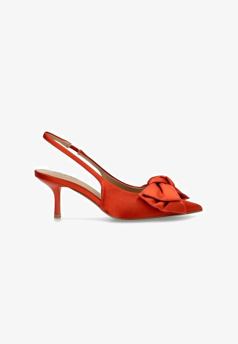 Tacón slingback de satén rojo con puntera afilada, detalle de lazo texturizado en la parte frontal y un tacón delgado. Los cortes laterales realzan el diseño.