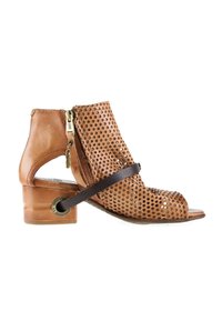 Bottine à bout ouvert en cuir marron avec tige perforée, fermeture éclair latérale, petit talon carré et sangle sombre sur le dessus du pied.