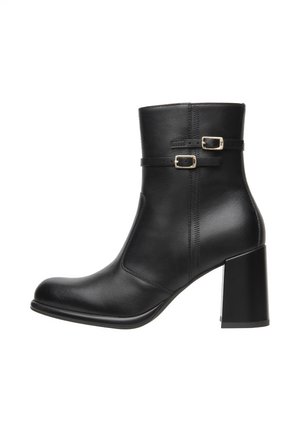 Černá kožená kotníková bota s vysokým blokovým podpatkem, vybavená dvojicí nastavitelných popruhů se zlatými sponami a hladkým, lesklým povrchem.