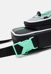 Jordan AJ FESTIVAL BAG  - Torba čez telo - black/ghost green