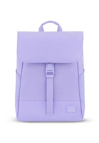Lila hátizsák tartós szövetből, felhajtható tetővel, középső csattal záródik, alján kis címkével.