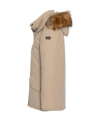 Beige vinterjakke med hætte, der har falsk pelskant. Lavet af et slidstærkt materiale, har den skrå sidelommer og et logo patch på brystet.