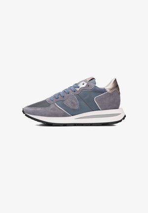 Sneaker in suede grigia e mesh, con lacci blu chiaro, dettagli metallici e una spessa suola intermedia bianca con suola esterna in gomma nera.