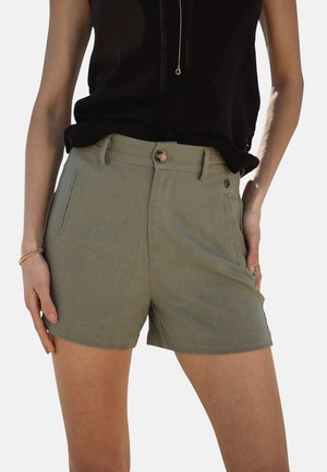 Shorts vert olive clair en tissu texturé, avec fermeture à bouton sur le devant, poches latérales et design structuré.