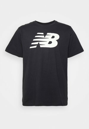 Schwarzes Baumwoll-T-Shirt mit Rundhalsausschnitt, das ein großes weißes New Balance-Logo auf der Vorderseite trägt. Kurze Ärmel und reguläre Passform.