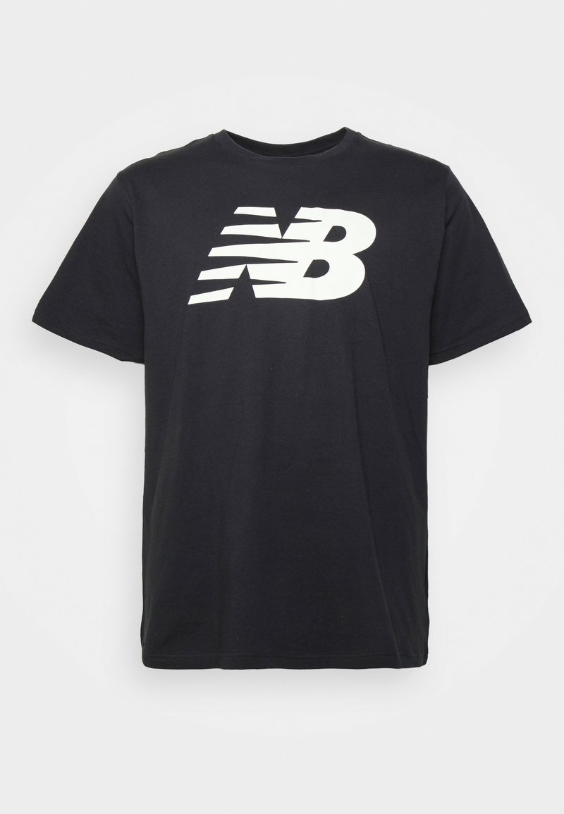 Czarny bawełniany t-shirt z okrągłym dekoltem, z dużym białym logo New Balance z przodu. Krótkie rękawy i standardowy krój.